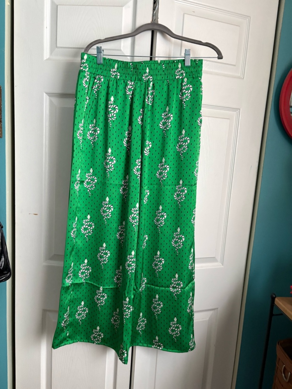 CAbi Serpentine #5042 Green Printed Wide-Leg Pants NEW 27” INSEAM - Picture 3 of 5